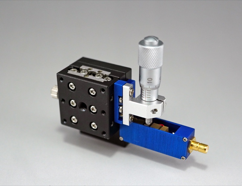 Stolik Z z pomocą piezo 25X25mm (platforma pionowa/baza pozioma) z regulatorem prawostronnym +/-3mm, gwinty M2 — zdjęcie produktu, nr katalogowy TADC-253RLPA
