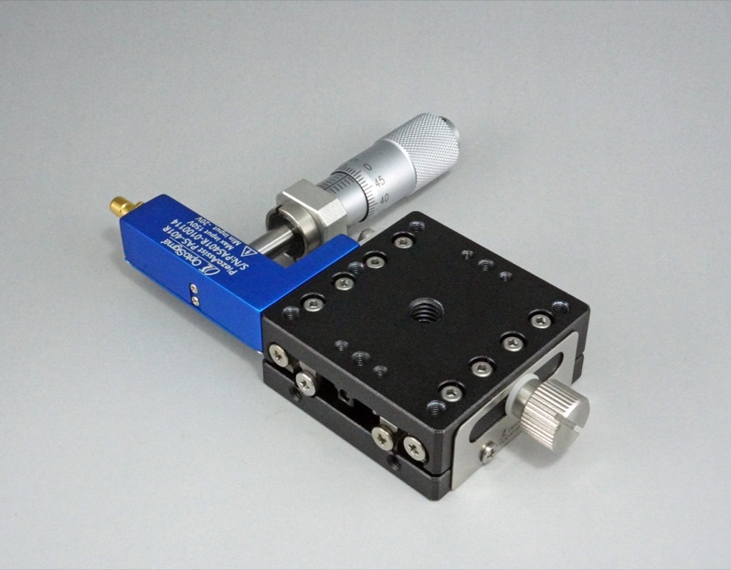 Stolik X o wymiarach 40X40mm z asystą piezoelektryczną, prawy regulator, +/-6.5mm, gwinty M3 — zdjęcie produktu, nr katalogowy TADC-401SRPA