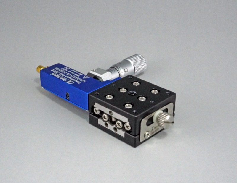 Stolik X o wymiarach 25X25mm z asystą piezoelektryczną, prawy regulator, +/-3mm, gwinty M2 — zdjęcie produktu, nr katalogowy TADC-251SRPA