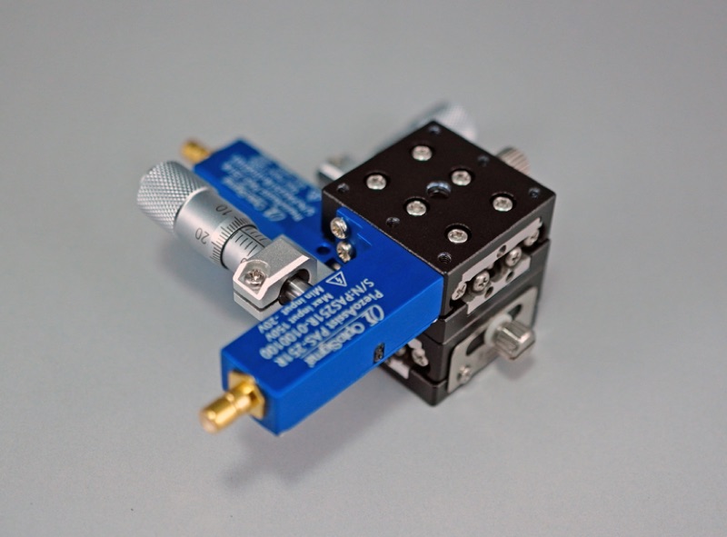 Stolik XY z asystencją piezoelektryczną 25X25mm, prawoskrętny regulator, +/-3mm, gwinty M2 — zdjęcie produktu, nr katalogowy TADC-252WSRPA