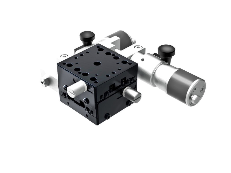 Łożysko krzyżowo-rolkowe 40X40mm, aluminiowe, stolik XY, mikrometr boczny sub-mikronowy z śrubą zębatą, +/-6.5mm, gwinty 6-32, prawoskrętny — zdjęcie produktu, nr katalogowy TAM-402SRWPUU