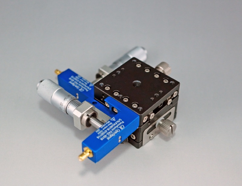 Stolik X z asystencją piezoelektryczną 40X40mm, prawoskrętny regulator, +/-6.5mm, gwinty M3 — zdjęcie produktu, nr katalogowy TADC-402WSRPA