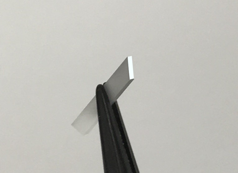 Mikropryzmat prostokątny 1.5 x 1.5 x 3.0mm, przedłużony, do obrazowania endoskopowego dwufotonowego, hypotenusa pokryta aluminium ochronnym (160712BK01)