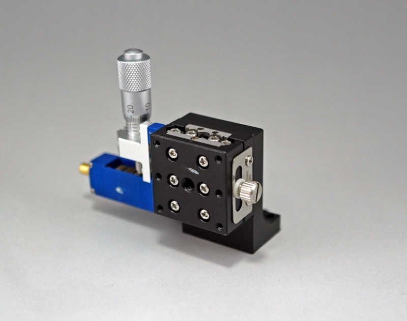 Stolik Z z pomocą piezo 25X25mm (platforma pionowa/baza pozioma) z regulatorem lewostronnym +/-3mm, gwinty M2 — zdjęcie produktu, nr katalogowy TADC-253LPA