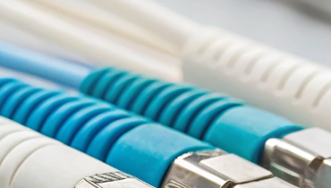 Złącza światłowodowe – jakie są typy i jak wpływają na jakość transmisji?