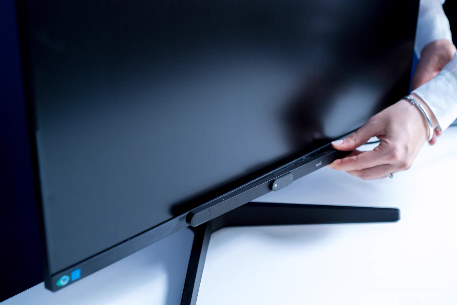 Tobii Pro Spark zamontowany pod monitorem
