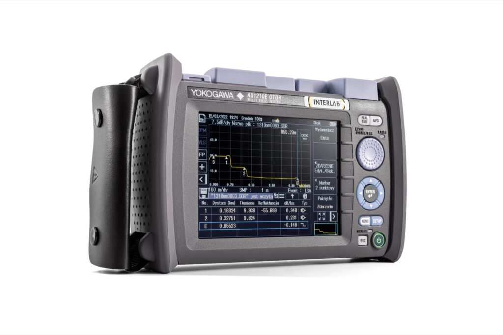 Yokogawa AQ1210E OTDR na białym tle, widok trzy czwarte