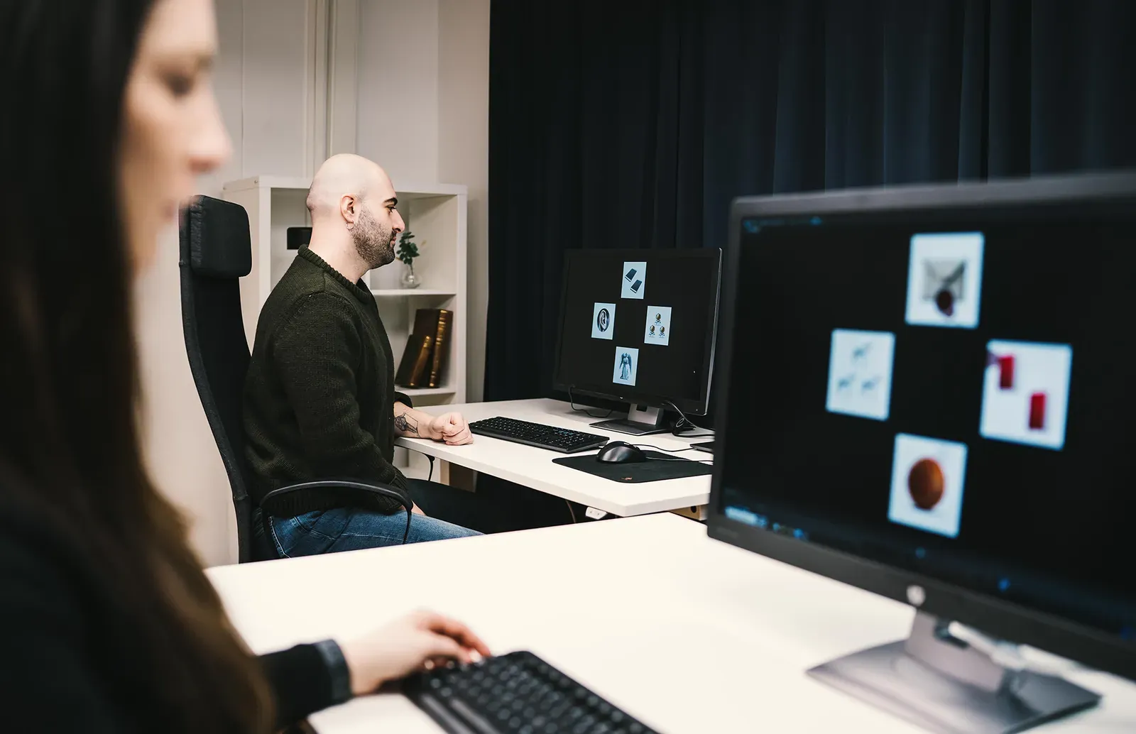 Pracownia eye trackingowa: dwa stanowiska z monitorami, na ekranie zestaw czterech zdjęć