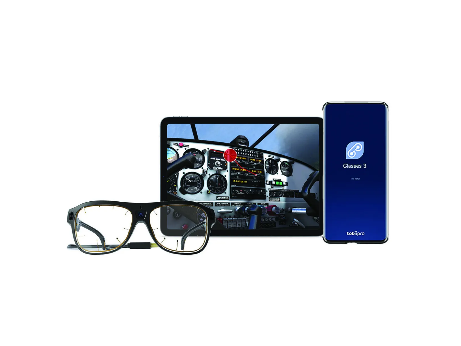 Okulary Tobii Pro Glasses 3 obok tabletu z widokiem kokpitu z kamery sceny i telefonu z aplikacją Glasses 3