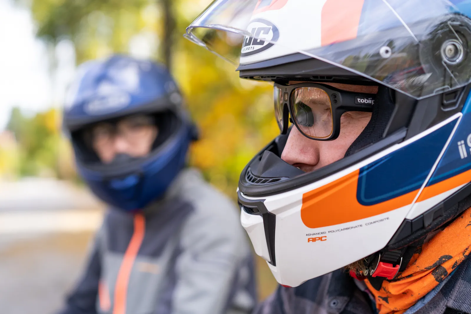 Motocyklista w kasku z okularami Tobii Pro Glasses 3 pod podniesioną szybą