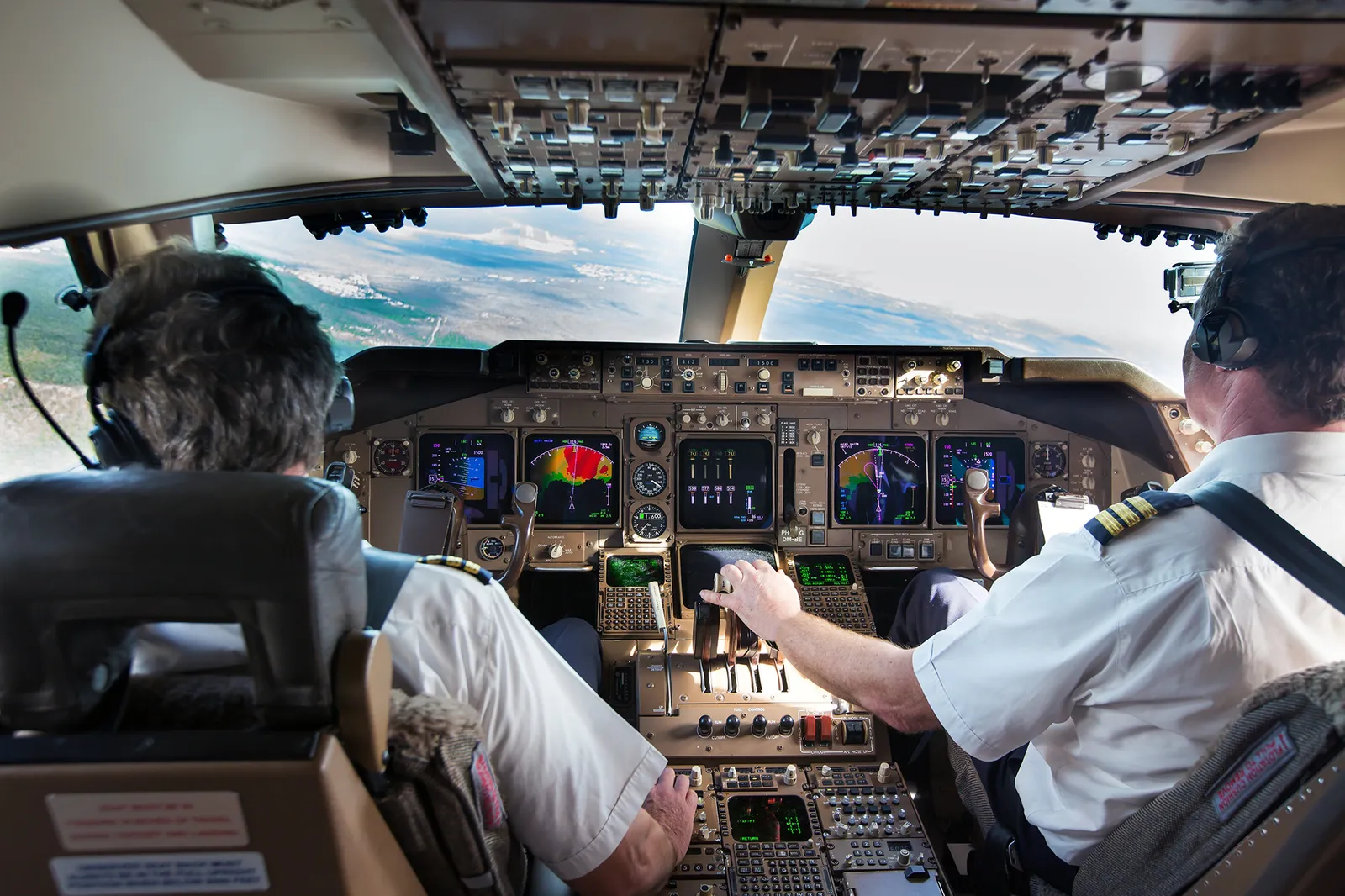 Dwóch pilotów w kokpicie samolotu pasażerskiego