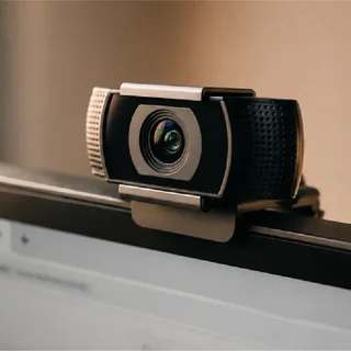 Kamera internetowa zamocowana na monitorze