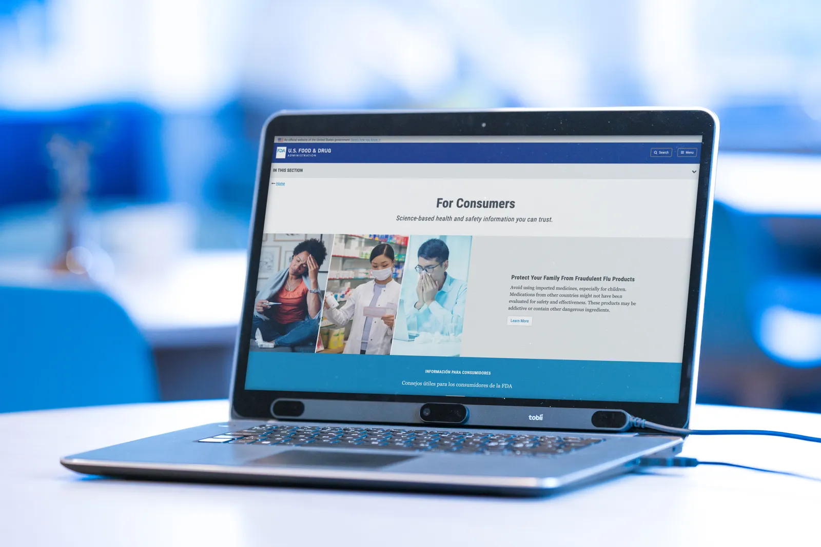 Laptop ze stroną internetową i listwą Tobii Pro Spark pod ekranem