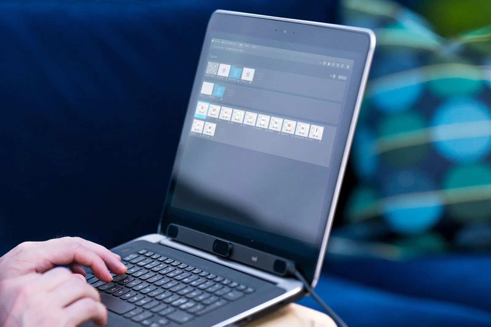 Laptop z Tobii Pro Lab i listwą Tobii Pro Spark pod ekranem