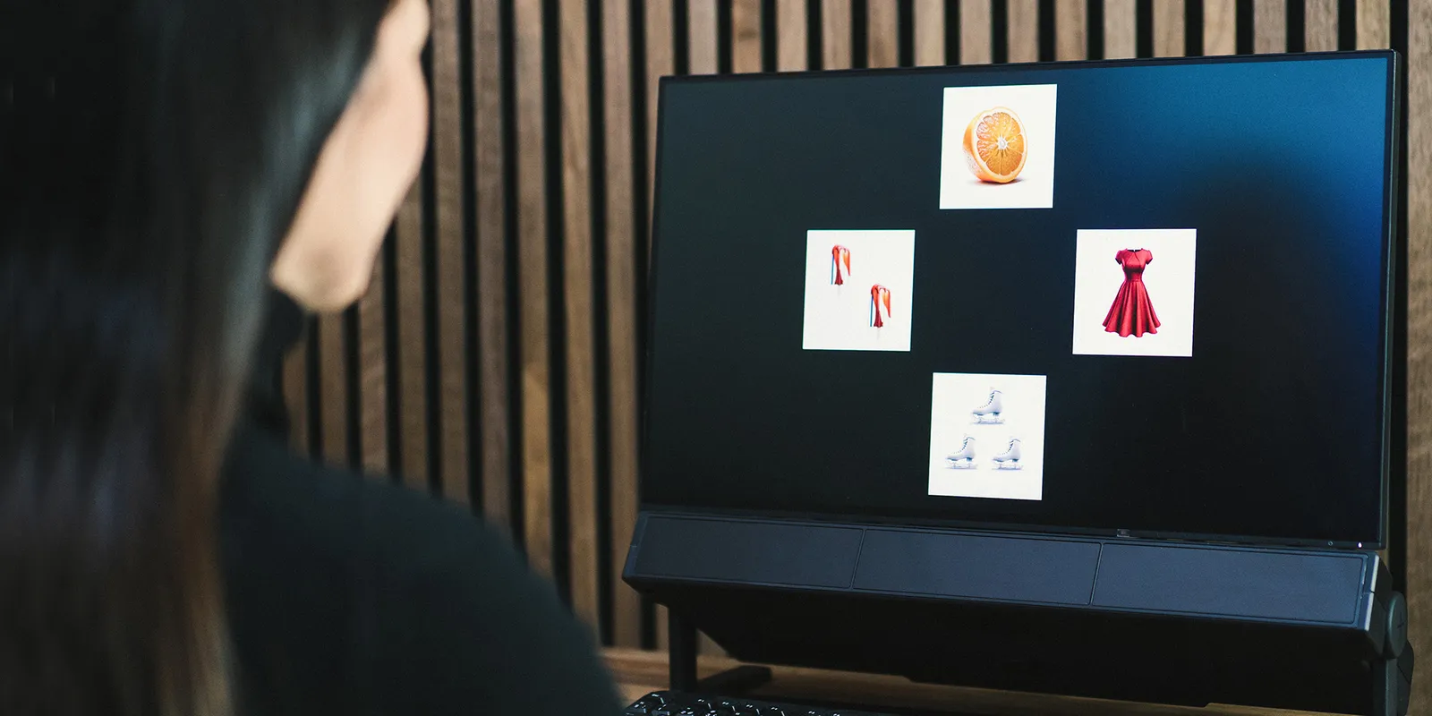 Uczestniczka podczas badania przed Tobii Pro Spectrum — na ekranie cztery zdjęcia produktów