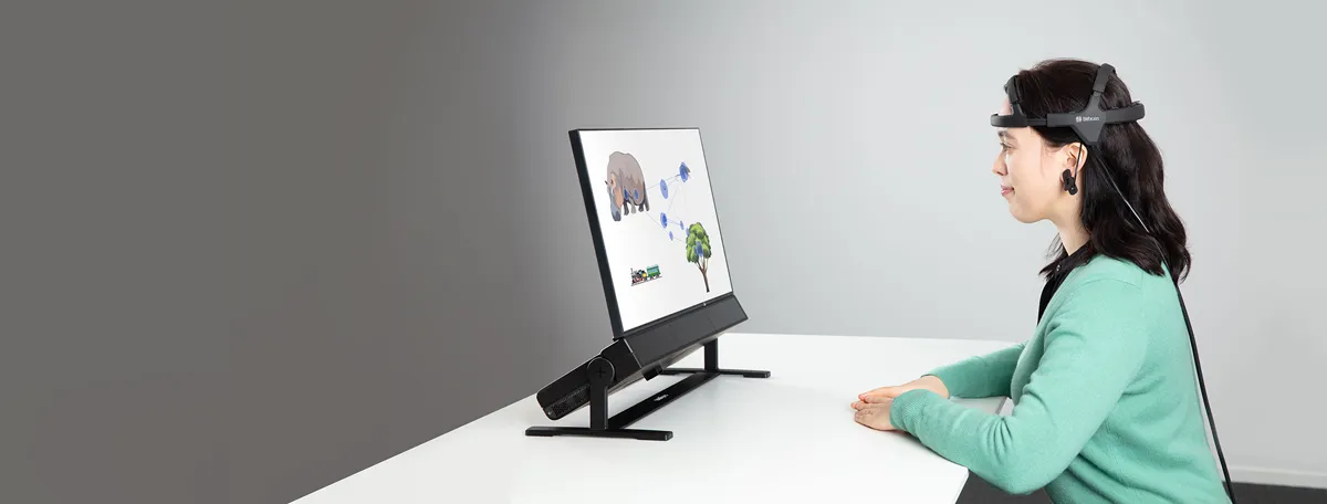 Uczestniczka z opaską EEG przed Tobii Pro Spectrum