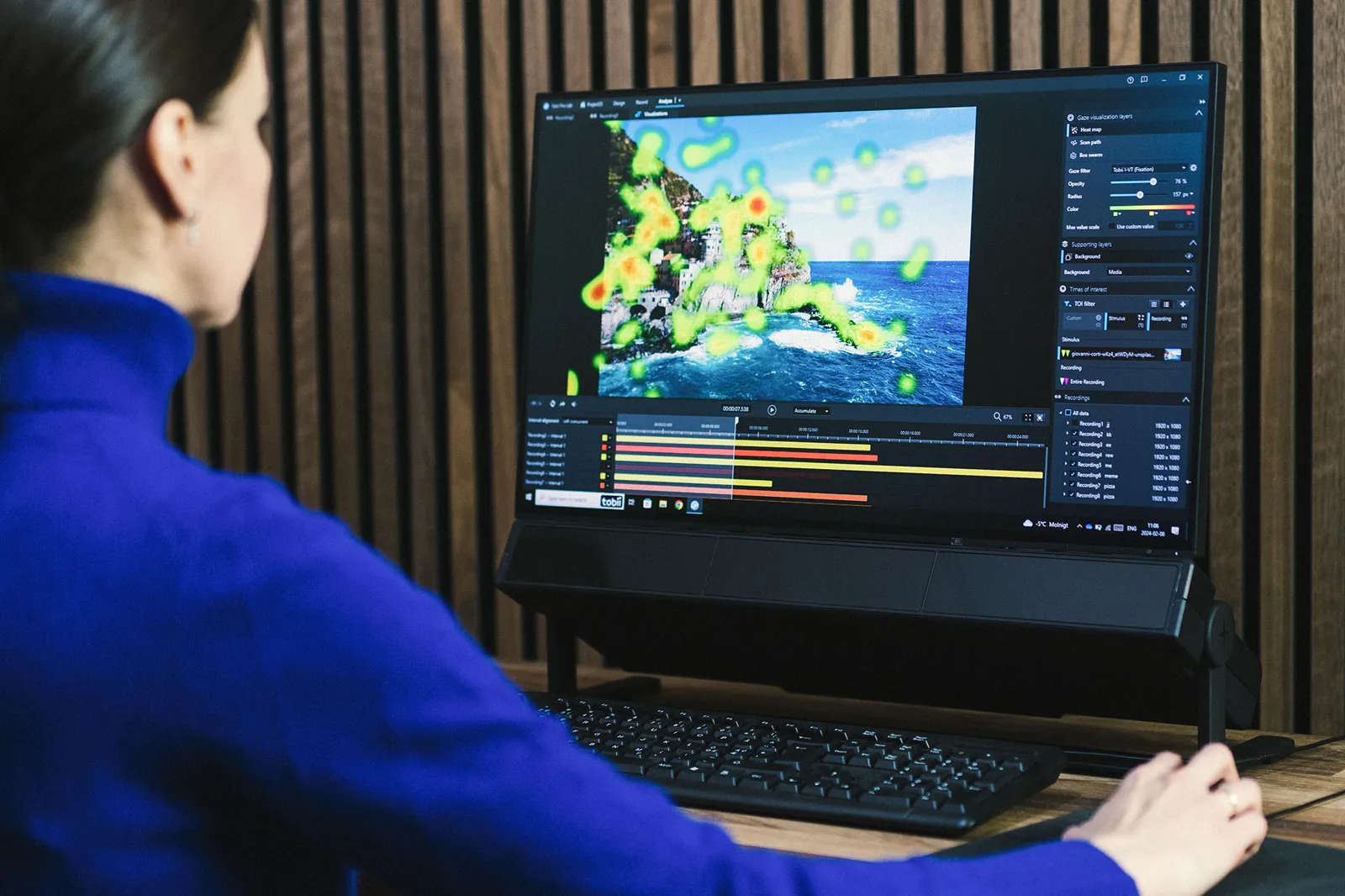 Badaczka analizuje w Tobii Pro Lab mapę cieplną spojrzenia na zdjęciu krajobrazu, wyświetloną na monitorze Tobii Pro Spectrum