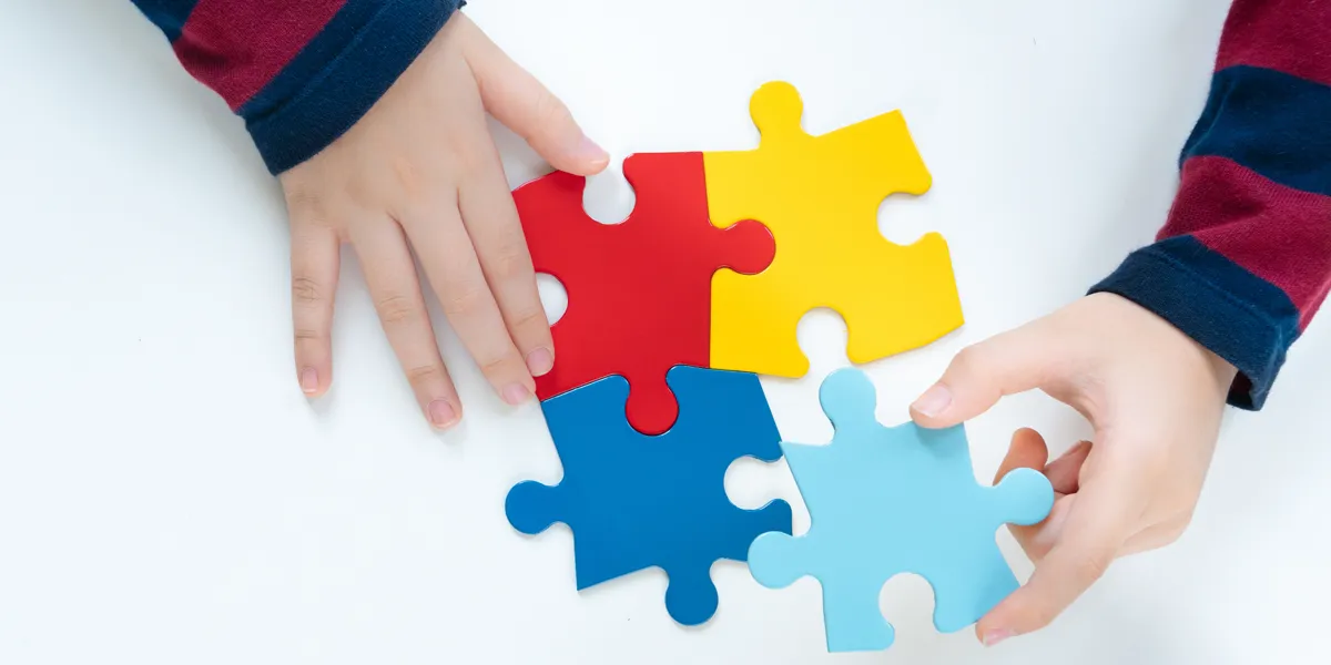 Dziecięce dłonie układające puzzle