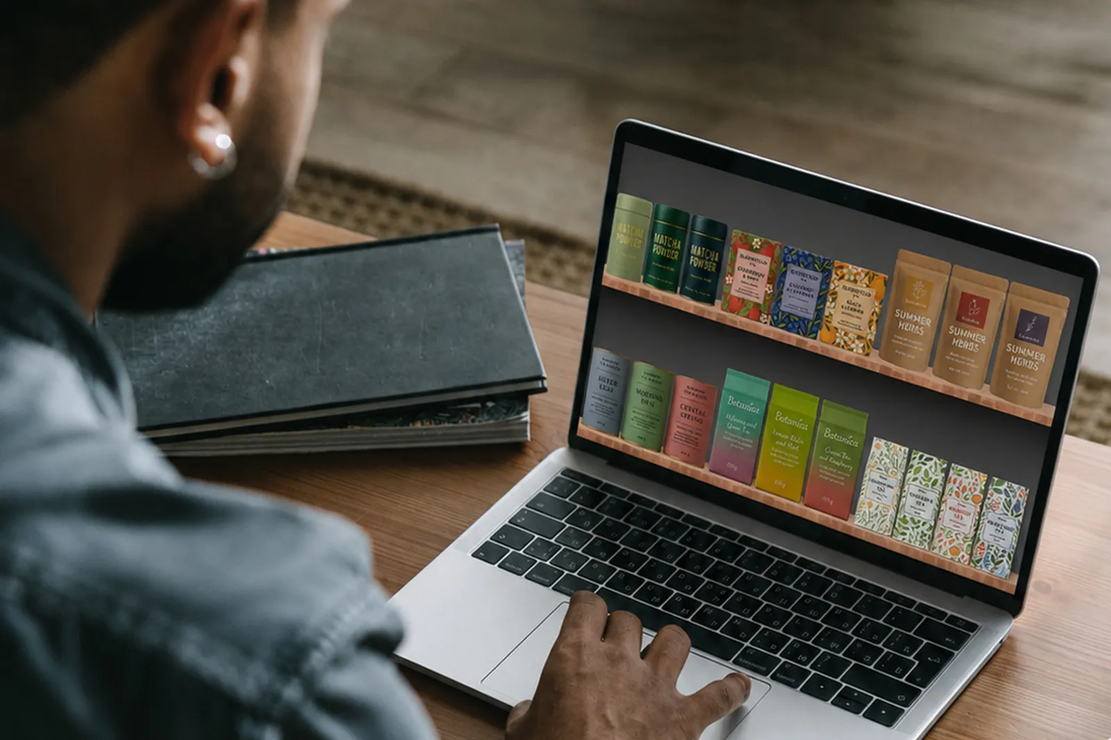 Uczestnik badania online przy własnym laptopie — na ekranie wirtualna półka z opakowaniami herbaty w platformie Sticky