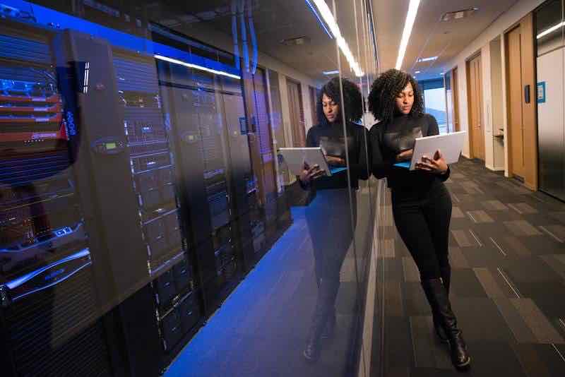Specialist consultation in a data center